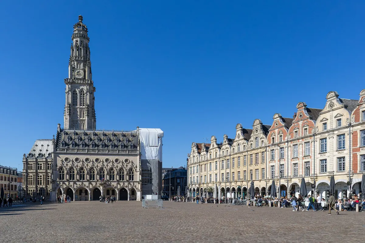Le beffroi et les façades flamandes de la place des Héros à Arras, dans le Pas-de-Calais