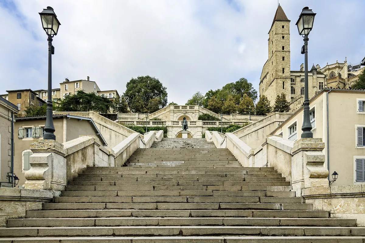 L'escalier monumental d'Auch montant vers la haute-ville, dans le Gers