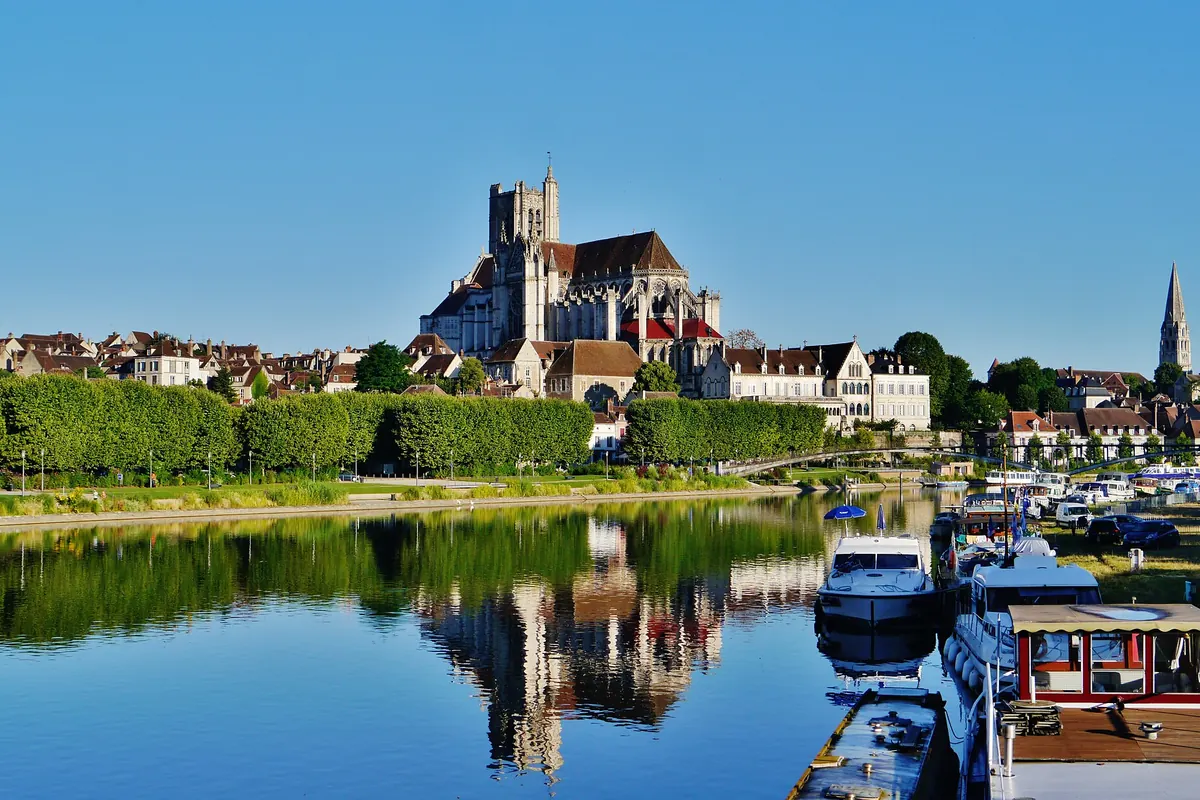 La cathédrale Saint-Étienne d'Auxerre et les bateaux du port sur l'Yonne