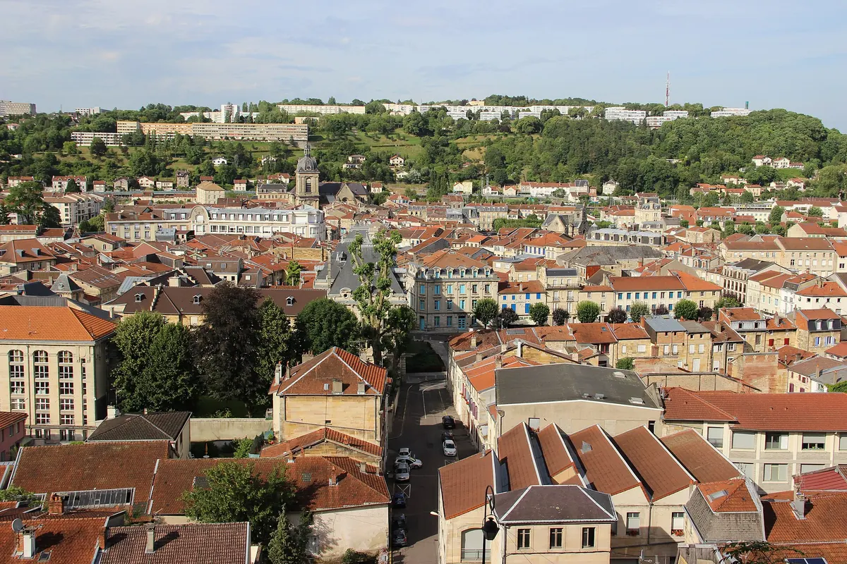 Les toits de la ville basse de Bar-le-Duc vus depuis la ville haute, dans la Meuse