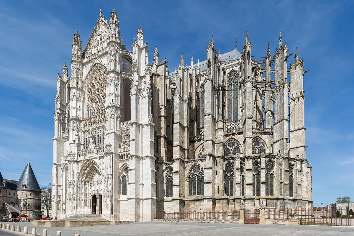 Façade gothique de la cathédrale Saint-Pierre de Beauvais, dans l'Oise
