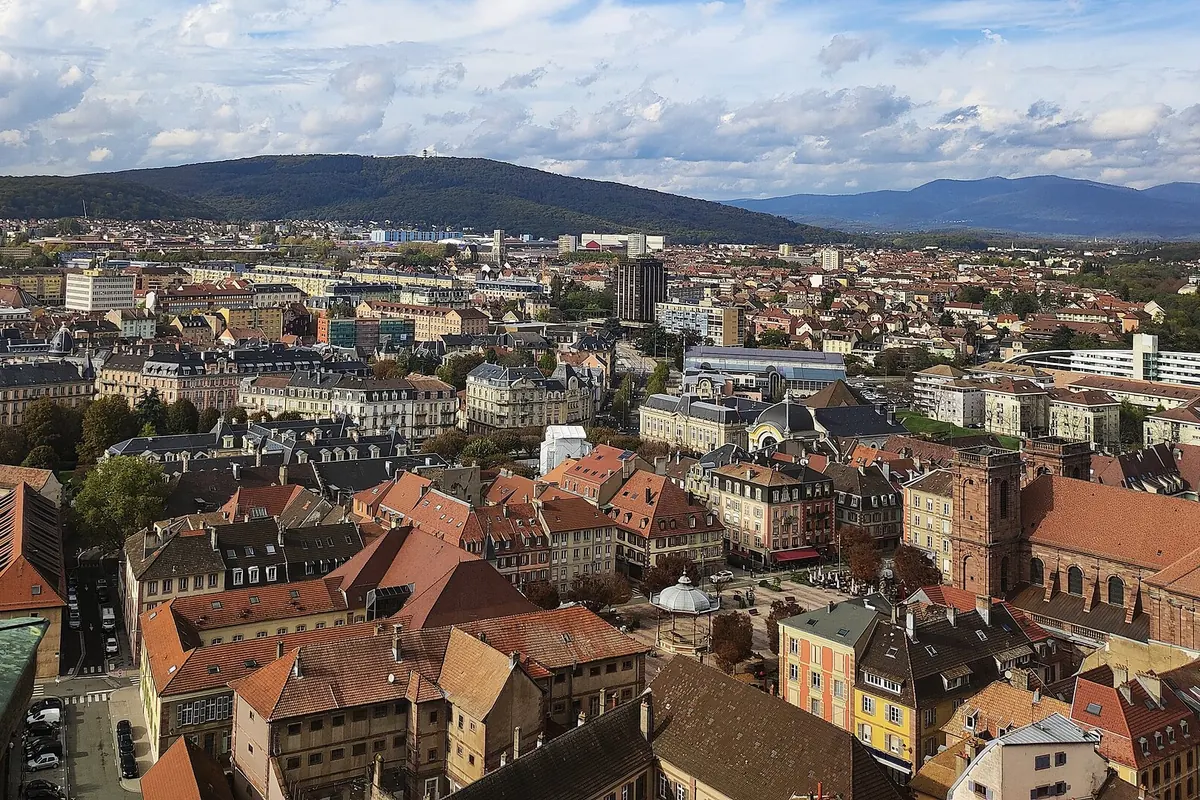 Les toits de Belfort et les collines alentour, vus d'en haut, dans le Territoire de Belfort