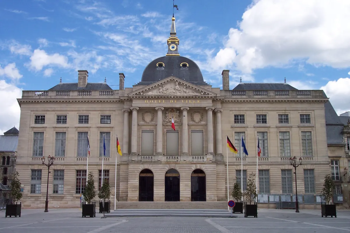 Façade classique de l'hôtel de ville de Châlons-en-Champagne, dans la Marne