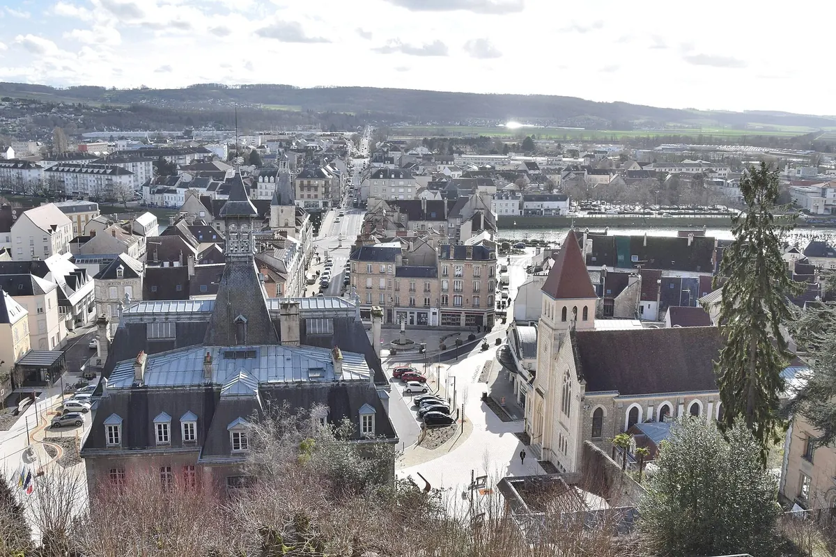 Les toits du centre-ville de Château-Thierry vus des hauteurs, dans l'Aisne