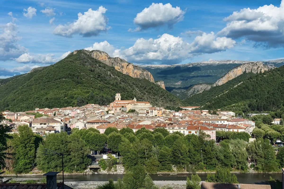 Digne-les-Bains au pied des montagnes, dans les Alpes-de-Haute-Provence