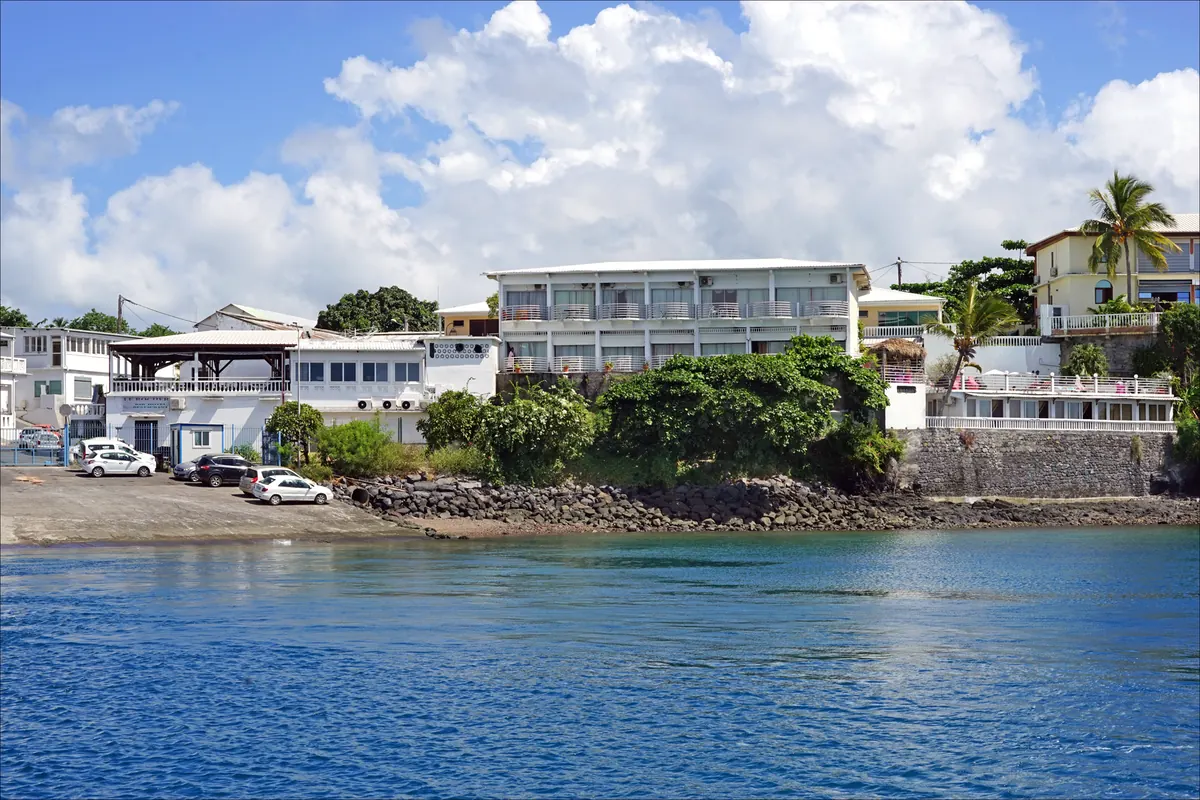 L'embarcadère et l'hôtel du Rocher au bord du lagon, à Dzaoudzi, à Mayotte