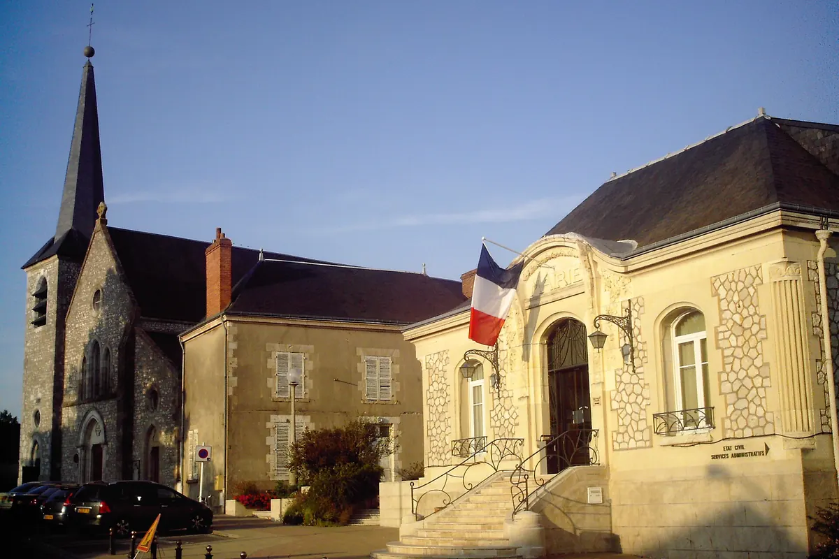La mairie et le clocher de l'église de Fleury-les-Aubrais, dans le Loiret