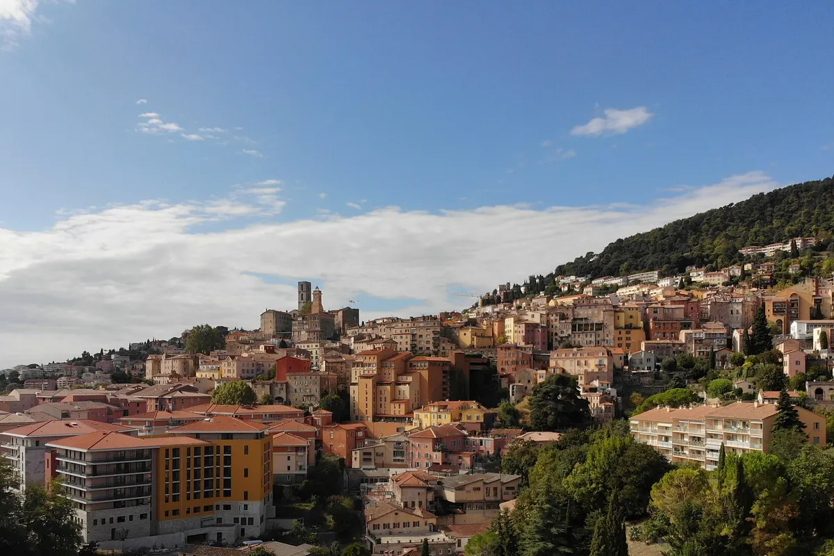 La vieille ville de Grasse étagée à flanc de colline, dans les Alpes-Maritimes