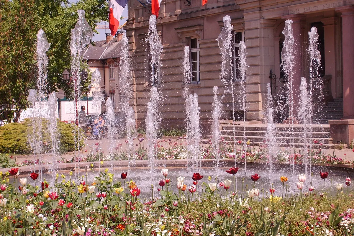 Les jets d'eau fleuris devant la mairie d'Illkirch-Graffenstaden, dans le Bas-Rhin