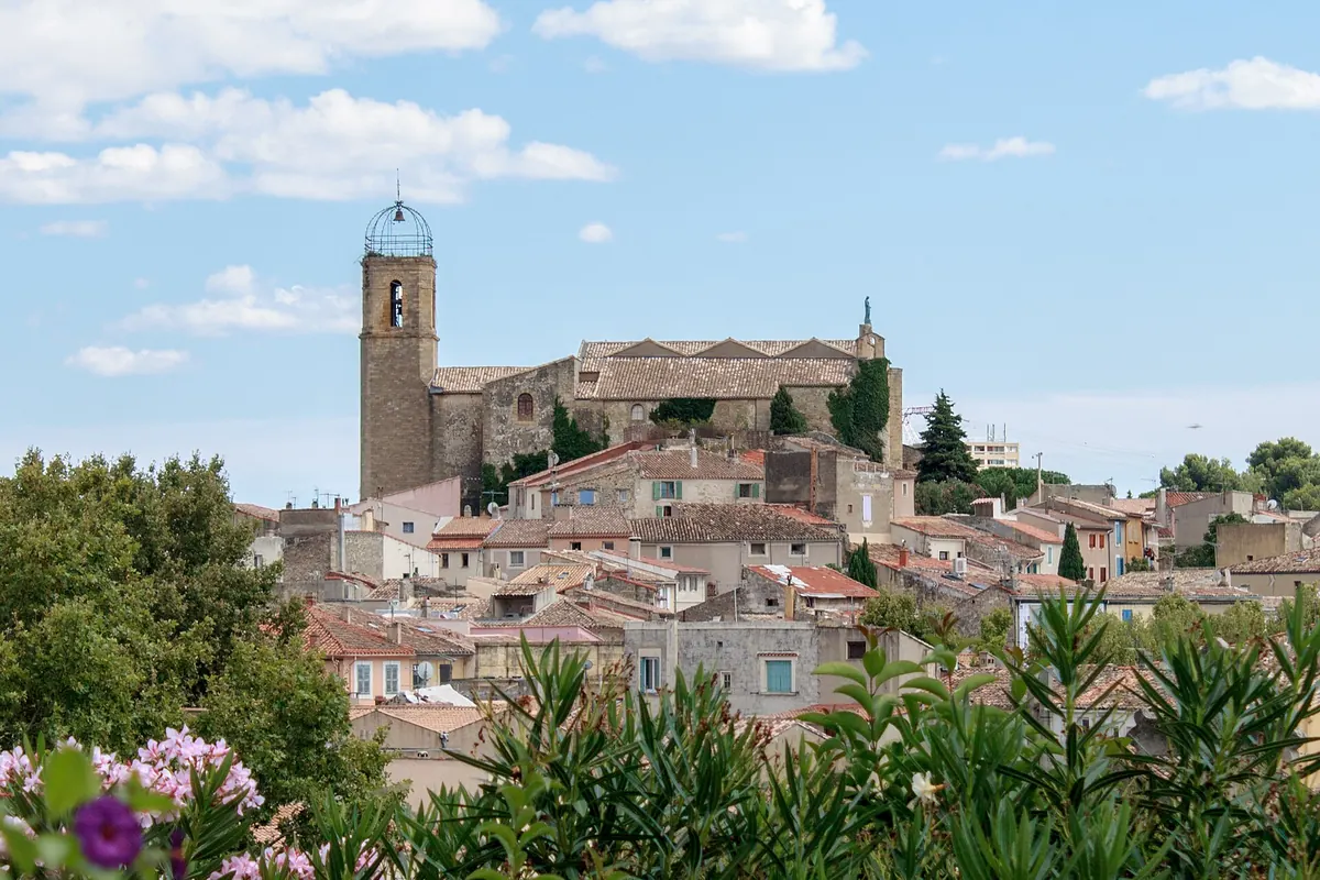 Le centre ancien d'Istres et le clocher de la collégiale, dans les Bouches-du-Rhône