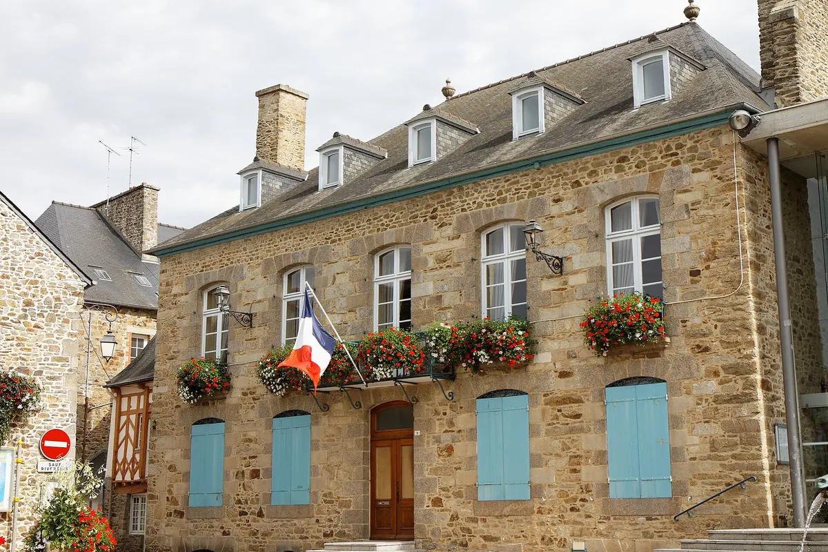 Façade en pierre fleurie de la mairie de Lamballe, dans les Côtes-d'Armor