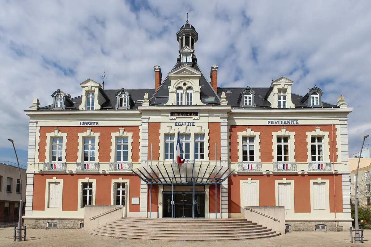 Façade en brique de l'hôtel de ville de Montceau-les-Mines, en Saône-et-Loire
