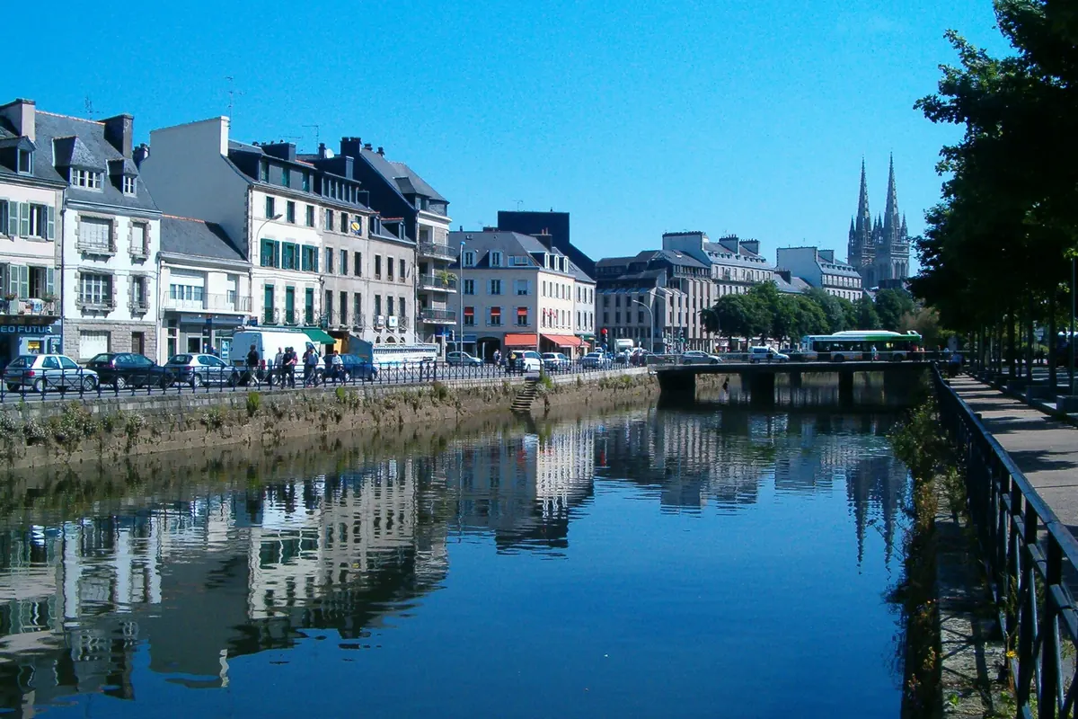 Les quais de l'Odet à Quimper et les flèches de la cathédrale Saint-Corentin, dans le Finistère