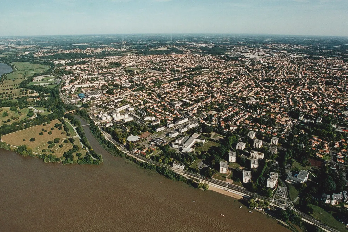 Vue aérienne de Saint-Sébastien-sur-Loire et des îles de la Loire, en Loire-Atlantique