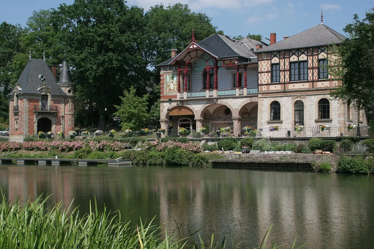 Le casino des Faïenceries et le pavillon Geiger au bord de l'eau, à Sarreguemines en Moselle