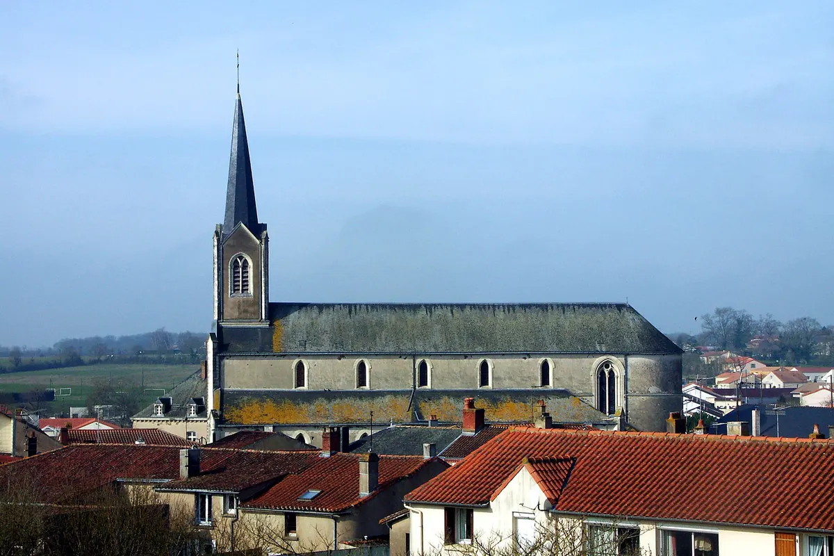 Le clocher de l'église de Saint-Germain-sur-Moine au-dessus des maisons, à Sèvremoine en Maine-et-Loire