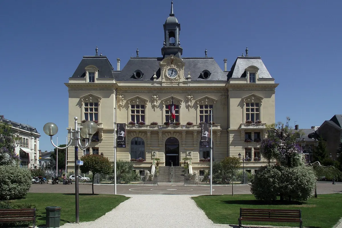 Façade de l'hôtel de ville de Tarbes et son jardin, dans les Hautes-Pyrénées